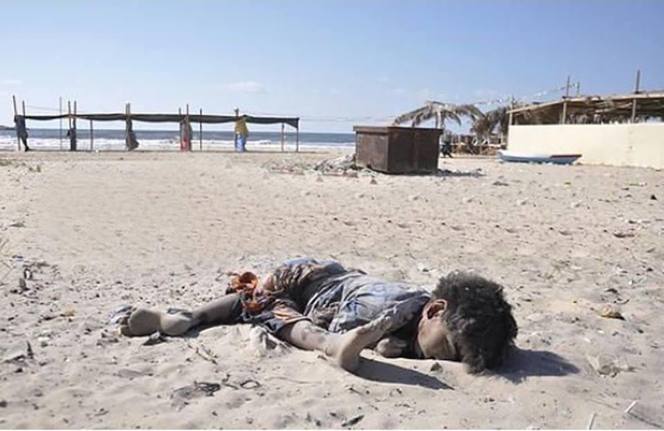 gaza-dead-child-on-beach